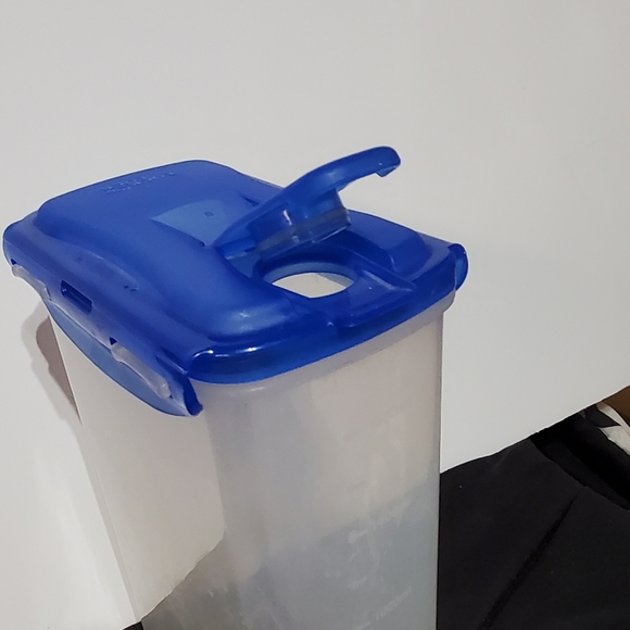 Lock N Lock 2L 66oz Pitcher with locking lid - Picture 2 of 5